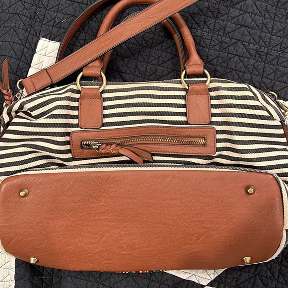 Black and white bag with embroidery - Picture 3 of 3